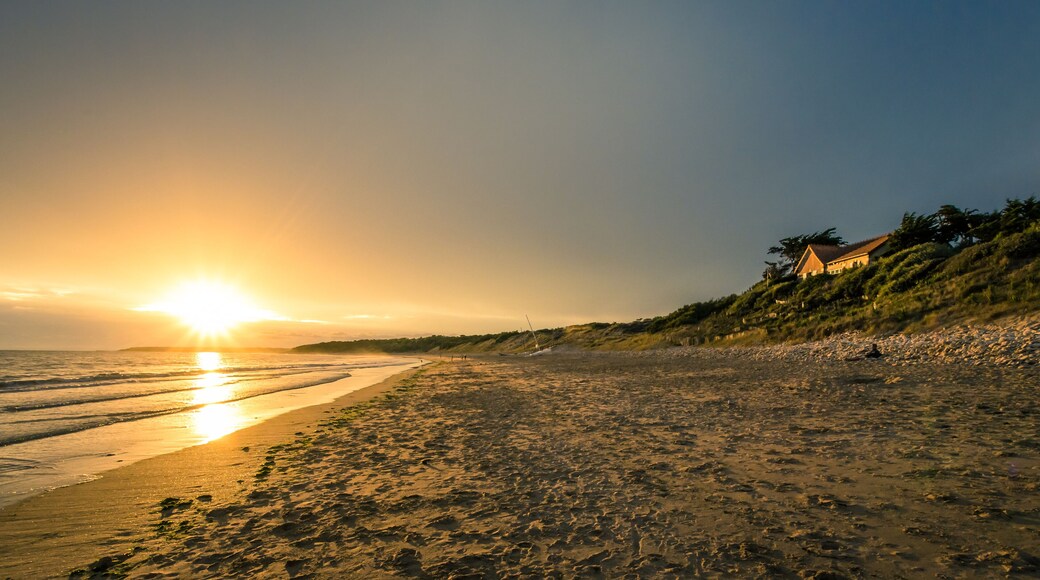 Sonnenuntergang am Strand in Longeville-sur-Mer, Frankreich