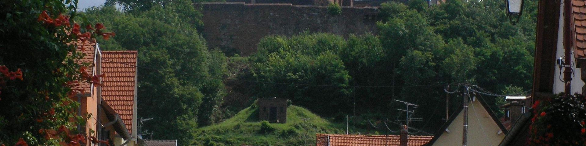 This building is classรฉ au titre des Monuments Historiques. It is indexed in the Base Mรฉrimรฉe, a database of architectural heritage maintained by the French Ministry of Culture, under the reference PA00084776 .