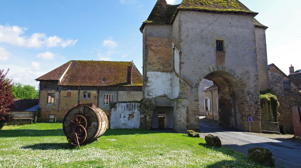 Levroux (Indre). La porte de Champagne. C'est la seule porte qui subsiste sur les sept portes d'origine. Elle a été construite en 1506. Elle faisait partie d'un ensemble défensif Erigé par autorisation du 15 janvier 1435, du roi Charles VII. The door of Champagne. This is the only door that remains on the original seven gates. It was built in 1506. It was part of a defensive system Erected by permission of January 15, 1435, King Charles VII.