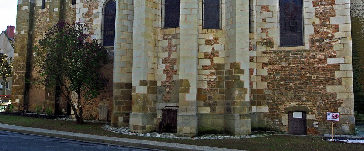 Levroux (Indre). La collégiale Saint-Sylvain. La collégiale fut construite au XIII Úme siÚcle sur l'emplacement d'une église primitive. Malgré un porche roman, l'ensemble est de style gothique.