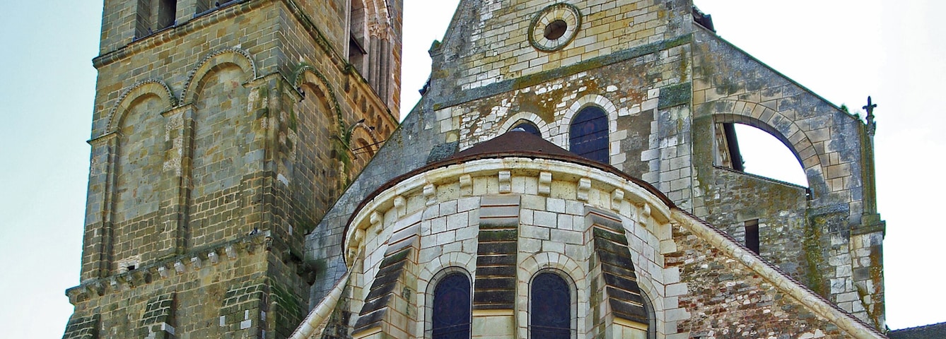 Levroux (Indre). La collégiale Saint-Sylvain. La collégiale fut construite au XIII ème siècle sur l'emplacement d'une église primitive. Malgré un porche roman, l'ensemble est de style gothique.