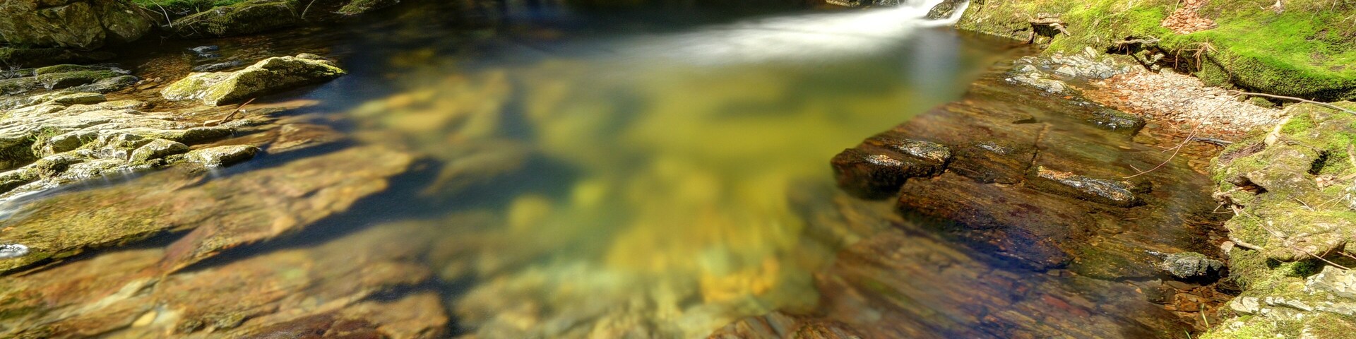 This file was uploaded with Commonist. La Savoureuse, à Lepuix. Photo réalisée avec un filtre ND1000 + un filtre polarisant.