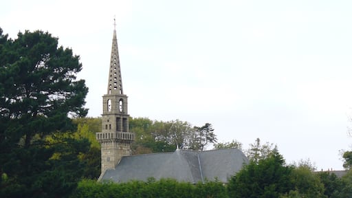 Eglise de Lanildut vue du chemin côtier de Plouarzel (29)