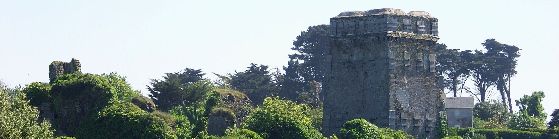 This building is indexed in the Base Mérimée, a database of architectural heritage maintained by the French Ministry of Culture, under the reference PA00090049 .