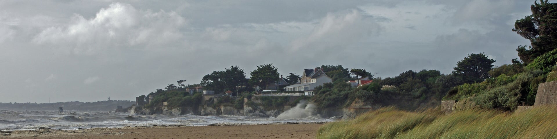La-Bernerie-en-Retz (Loire-Atlantique) La Grande Plage et les rochers de la Patorie.