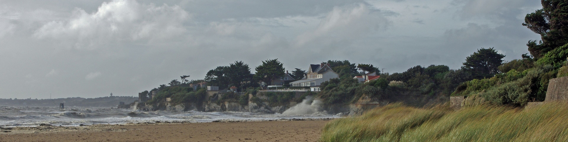 La-Bernerie-en-Retz (Loire-Atlantique) La Grande Plage et les rochers de la Patorie.