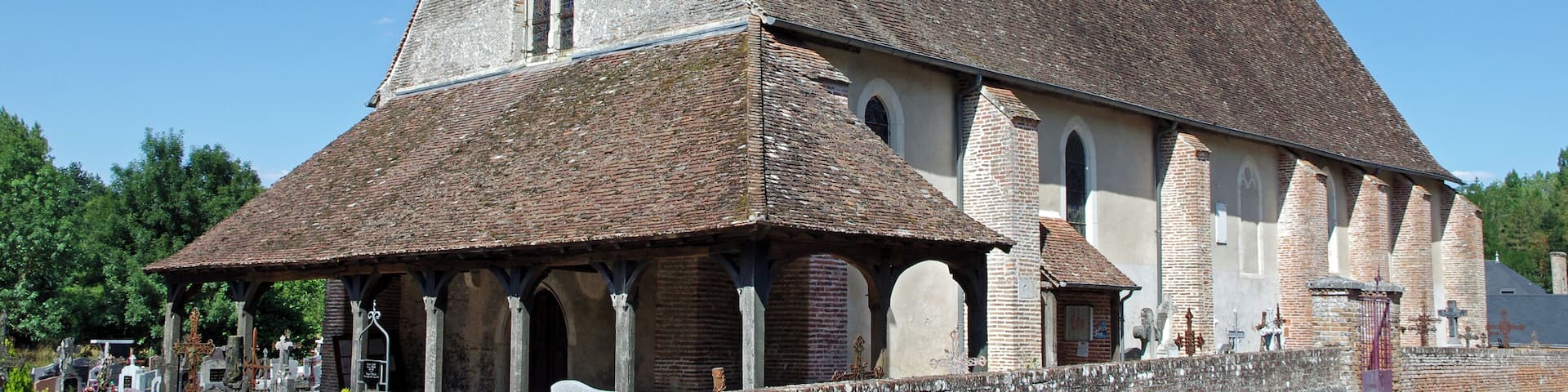 La Ferté-Beauharnais (Loir-et-Cher) Eglise Saint-Barthélemy. L’église originelle du XIIe siècle a été détruite au XIVe siècle pour enfin être reconstruite au XVIe siècle. Elle est composé d’un porche de charpente et d’un vaisseau unique lambrissé s’achevant par un chœur à chevet plat. L'église fondée en 1149, devint collégiale Notre-Dame de la ferté-Avrain en 1177. Au début, 9 chanoines séculiers assuraient le culte. L'église, qui connu les désastres des guerres du Moyen-Âge, fut reconstruite et de nouveau consacrée le 23 janvier 1524, sous le vocable de Saint-Barthélémy. La collégiale fut supprimée en 1712 et transformée en église paroissiale. Le caquetoir, auvent devant l'entrée de l'église, est fréquent en Sologne. Les paroissiens s'y réunissent pour bavarder à l'abri.