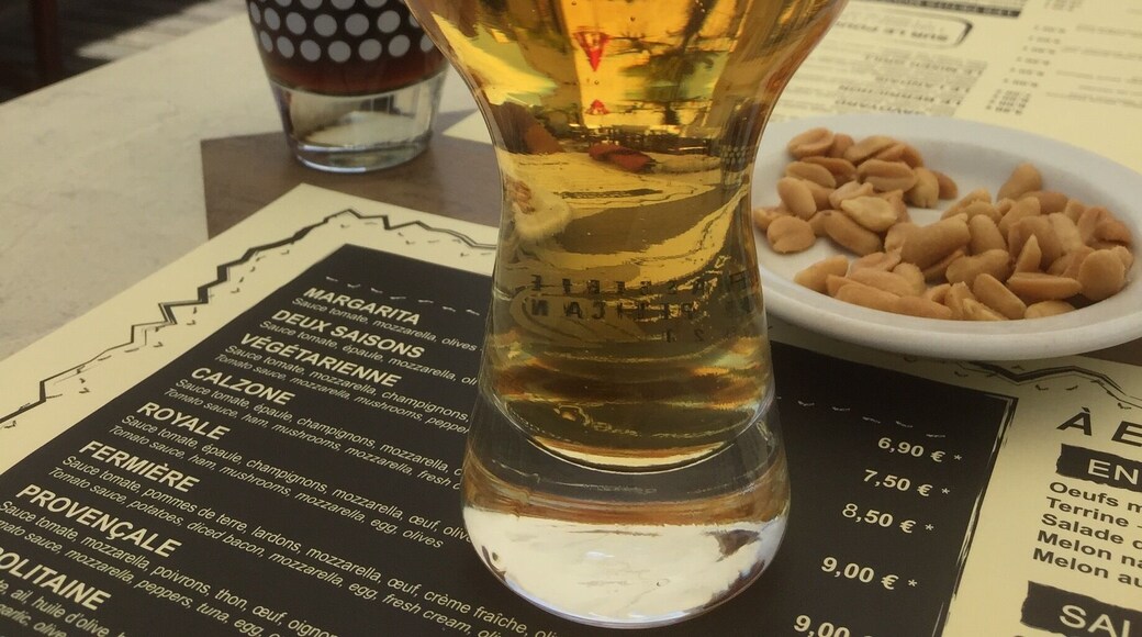 We visit this restaurant every year on our annual trip to Vendée & I always have the "moules et frites". Great friendly service here as always. Choice of seats indoors or outside