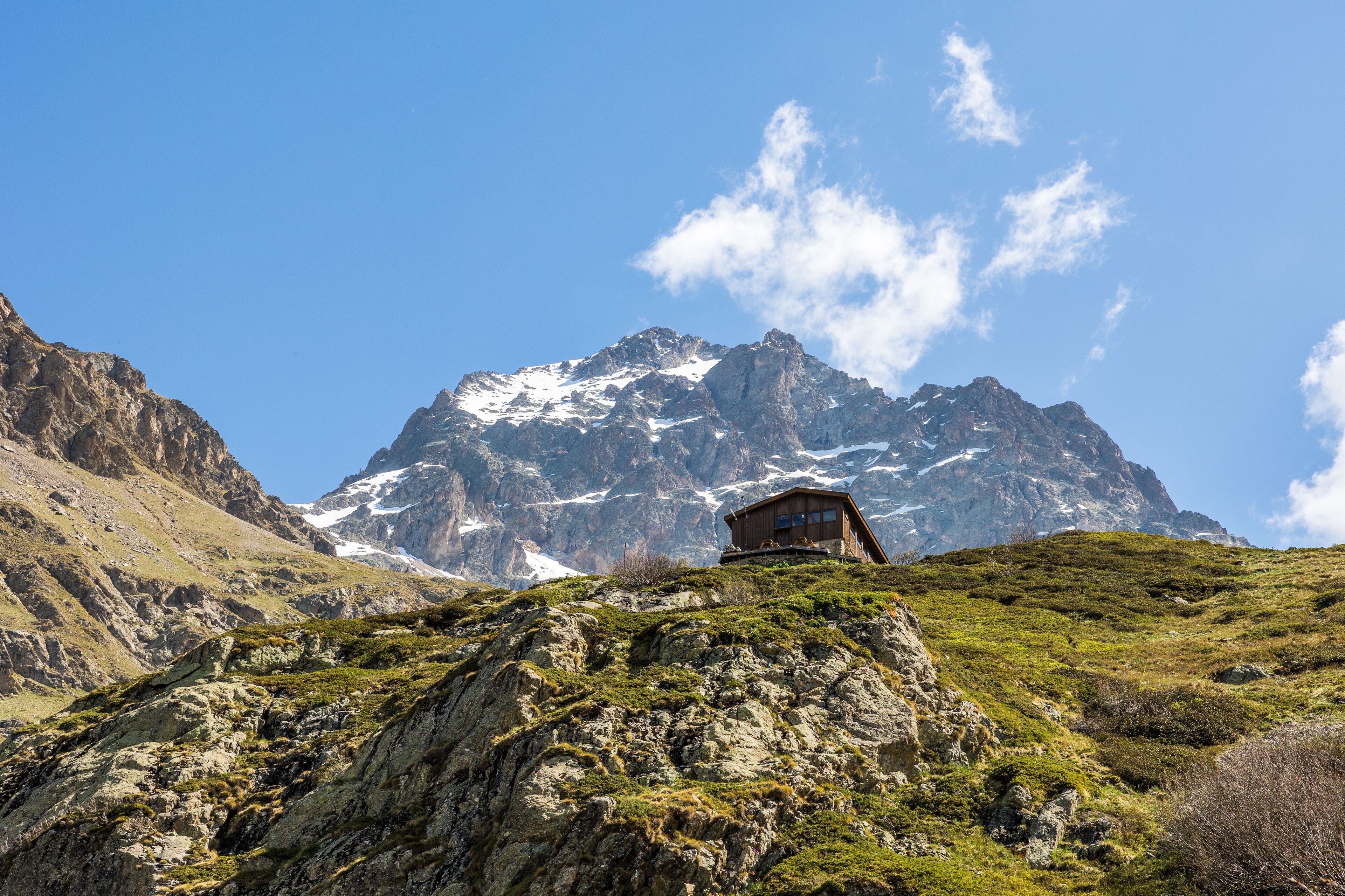 Refuge de Chabournéou, sur les pentes du Massif des Ecrins dans la Vallée du Valgaudemar
