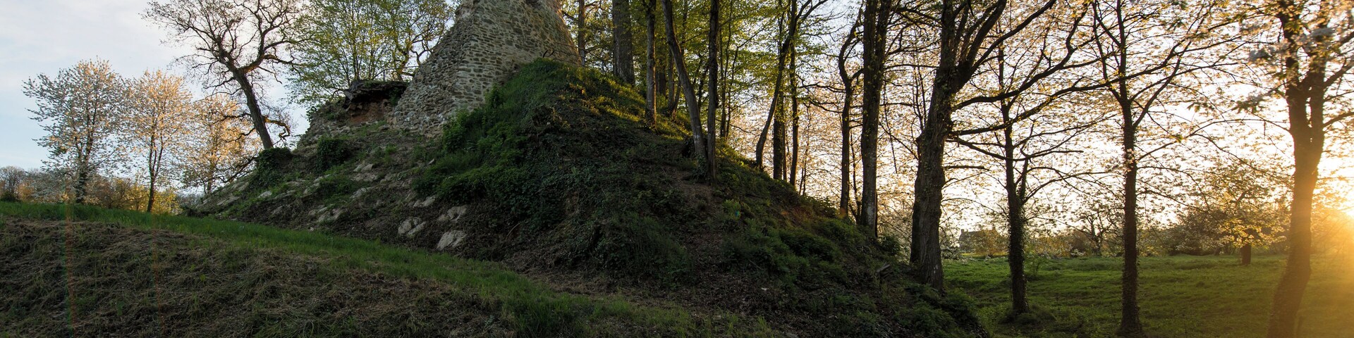 This building is indexed in the Base Mérimée, a database of architectural heritage maintained by the French Ministry of Culture, under the reference PA00135271 .