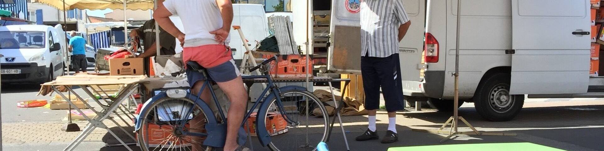 Nice brasserie opposite the market square. Had the Vendéean special; ham with locally grown beans, salad & fries. Great service here