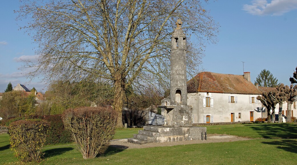 Journet (Vienne) Lanterne des Morts (XIIe siècle). A l’origine, elle était placée dans l’ancien cimetière. Elle sera restaurée en 1884 par l'architecte Jean-Camille Formigé qui évaluera la dépense à plus de 1400 Francs (3000 à 5000 euros d'aujourd'hui) ; la commune recevra 300 Francs de subvention, le reste étant à sa charge. Déplacée en 1980, cette lanterne des morts du XIIe siècle est aujourd'hui,hui située au centre du village. L'ouverture à la base de la colonne, et les encoches pratiquées à l’intérieur permettaient d’accéder au lanternon et d’y allumer une lampe. La table est orientée à l'est. www.shpr.fr/?Les-lanternes-des-morts