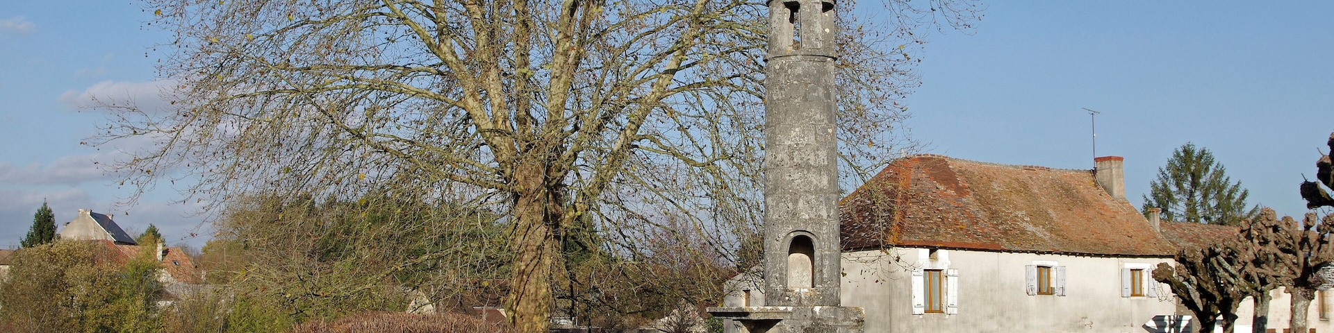Journet (Vienne) Lanterne des Morts (XIIe siècle). A l’origine, elle était placée dans l’ancien cimetière. Elle sera restaurée en 1884 par l'architecte Jean-Camille Formigé qui évaluera la dépense à plus de 1400 Francs (3000 à 5000 euros d'aujourd'hui) ; la commune recevra 300 Francs de subvention, le reste étant à sa charge. Déplacée en 1980, cette lanterne des morts du XIIe siècle est aujourd'hui,hui située au centre du village. L'ouverture à la base de la colonne, et les encoches pratiquées à l’intérieur permettaient d’accéder au lanternon et d’y allumer une lampe. La table est orientée à l'est. www.shpr.fr/?Les-lanternes-des-morts