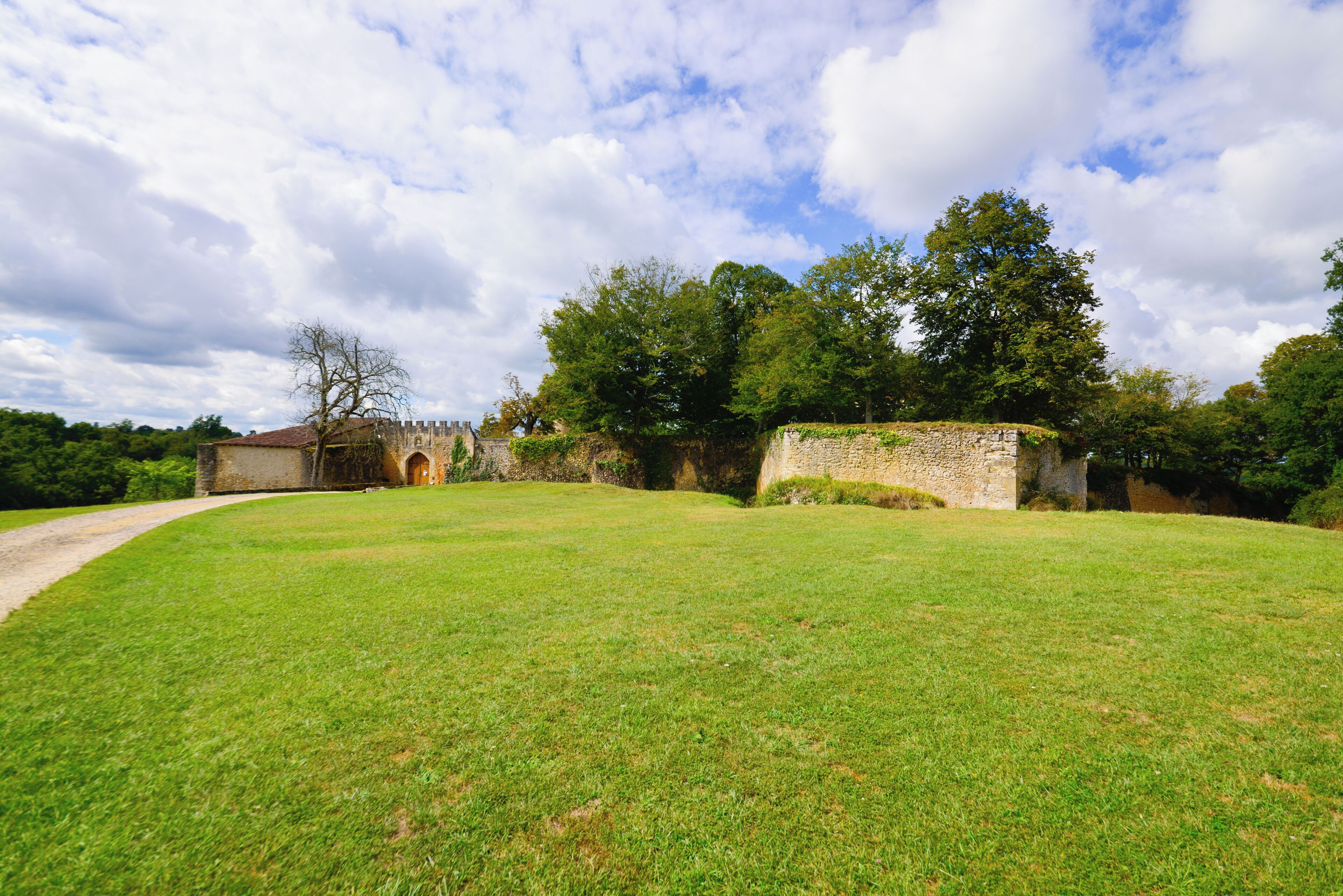 This building is indexed in the Base Mérimée, a database of architectural heritage maintained by the French Ministry of Culture, under the reference PA00082578 .