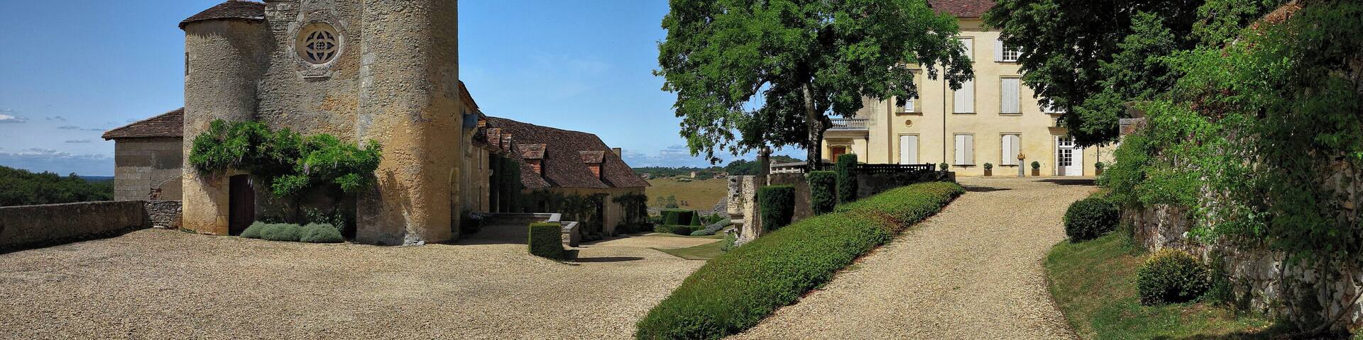 This building is indexed in the Base Mérimée, a database of architectural heritage maintained by the French Ministry of Culture, under the reference PA00082578 .
