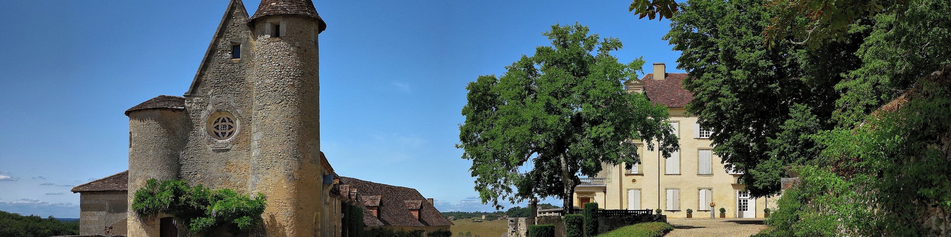 This building is indexed in the Base Mérimée, a database of architectural heritage maintained by the French Ministry of Culture, under the reference PA00082578 .