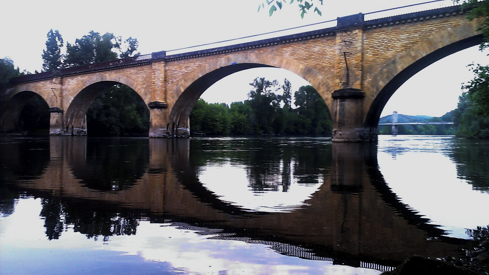 Old railwaybridge over the Dordogneriver, now in use as a cycle-track. Photo taken by Yoka the ambulance nurse