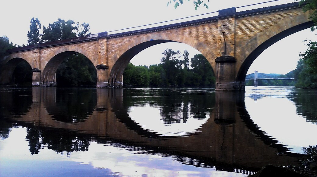Old railwaybridge over the Dordogneriver, now in use as a cycle-track. Photo taken by Yoka the ambulance nurse