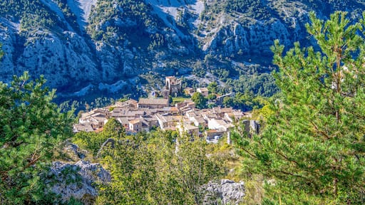 Le village médiéval de Gréolières dans les Préalpes d'Azur près de Grasse