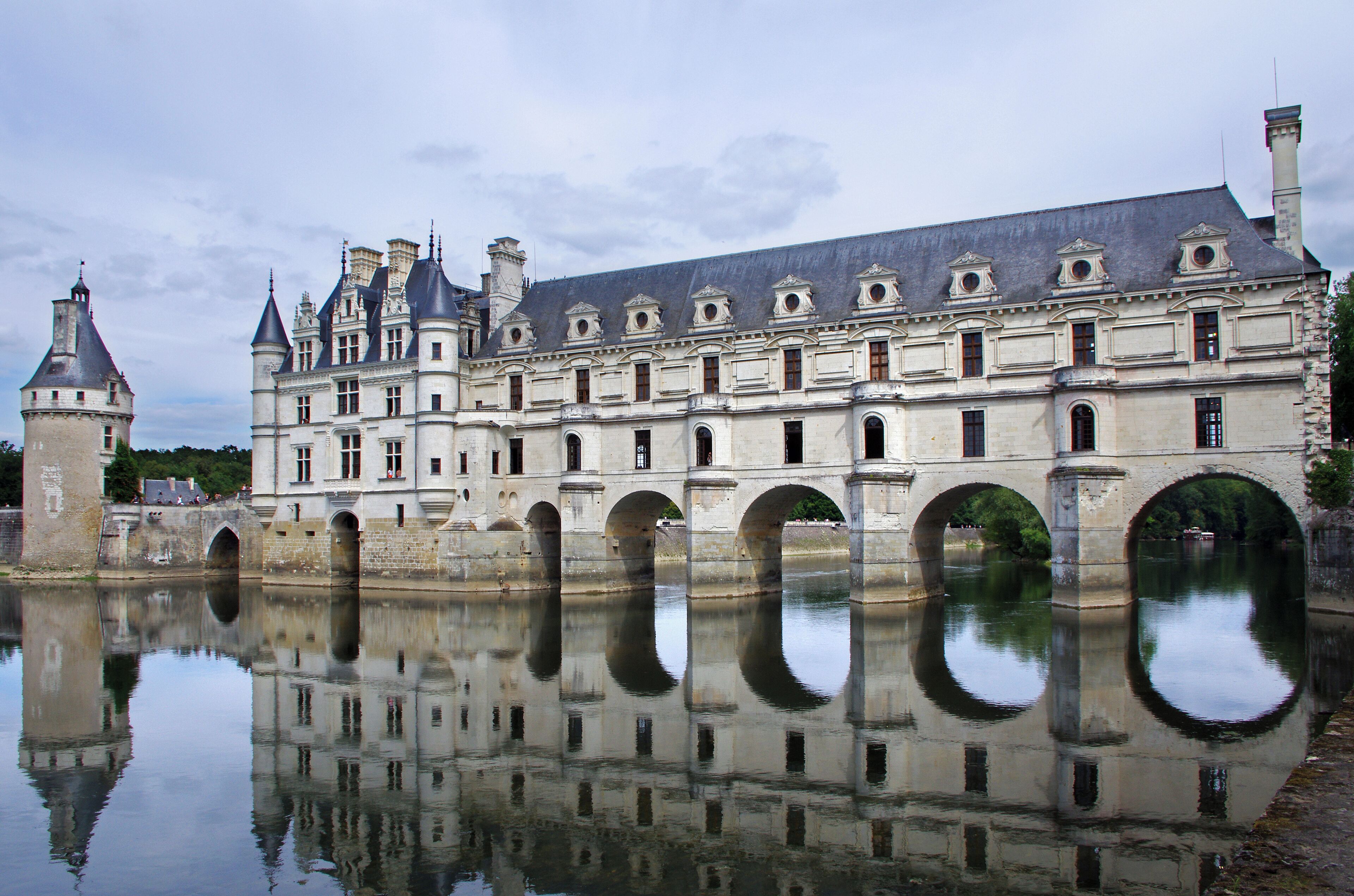 Le Château de Chenonceau. Le Château de Chenonceau restauré après trois ans de travaux. > 3 ans de travaux sur le logis Bohier et le bout de la galerie, rive gauche. > 4,8 millions d'euros, montant total des travaux subventionnés à 33 % par l'État, le reste étant financé par la société familiale propriétaire du domaine. > 40 % du coût est consacré à la maçonnerie, taille de pierre, 18 % à la couverture, 10% à la charpente et 7 % aux vitraux, ferronnerie et peinture. > 90.000 € le coût des filets trompe l'œil pour cacher les échafaudages. > 48 personnes en effectif moyen en permanence sur le chantier. > 35.000 heures de travail au total pour les échafaudeurs, maçons et tailleurs de pierre. > 60 tonnes d'échafaudage soit 6.000 pièces, tubes, barres et plateformes, sur28 mètres de haut, ont été posés, démontés et remontés sur la tranche suivante. Le coût de l'échafaudage représente 25 % du coût total. > 2 tonnes de pierres neuves mais aussi 40.000 ardoises, 6 tonnes de feuilles de plomb. > 2.000 m2 de charpente en chêne ont été rénovés.(La Nouvelle République du 7 mars 2012)