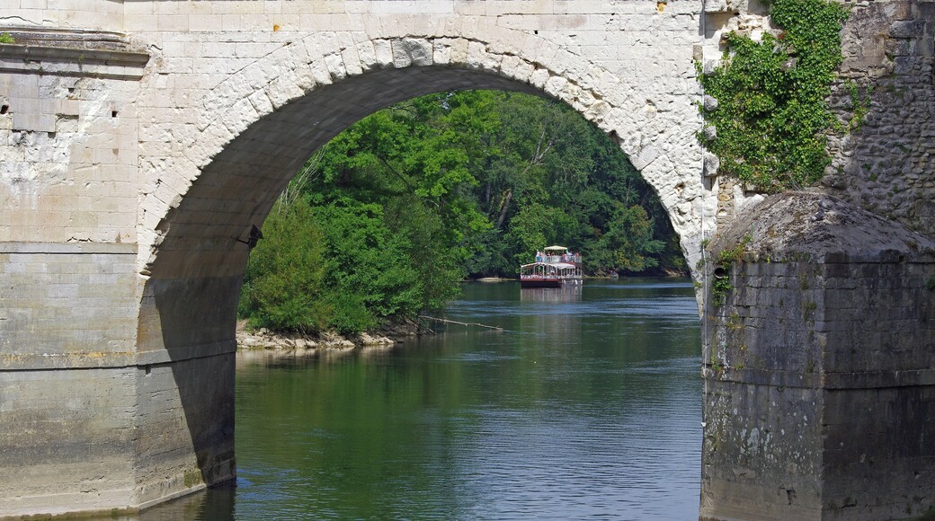 Le ChĂąteau de Chenonceau. S'agit-il d'un pont ou d'un chĂąteau.? Le 20 juin 1940 les troupes allemandes atteignent les coteaux sur la rive nord du Cher. Les ponts sur le Cher avaient Ă©tĂ© dĂ©truits. Supposant, la prĂ©sence de troupes Françaises vers Franceuil, les allemands postĂšrent une batterie de 105 mm sur les hauteurs dominant le village de Chisseau et tirĂšrent sur ce parc. Le tir mal rĂ©glĂ©, le chĂąteau fut atteint. La toiture des galeries fut traversĂ©e de part en part, un projectile Ă©clata sur l'escalier de pierre de la tour des Marques. Un avion vient en appui des opĂ©rations terrestres et pilonne les douves du parc. Les Allemands traversĂšrent la riviĂšre et le chĂąteau fut occupĂ©. Les troupes cantonnĂ©es dans les dĂ©pendances avec leur matĂ©riel. AprĂšs l'armistice, les autoritĂ©s de l'armĂ©e d'occupation reconnurent au chĂąteau la qualitĂ© de "monument historique". Mais le chĂąteau constituant un pont sur lequel la ligne de dĂ©marcation (frontiĂšre entre la zone libre et la zone occupĂ©e) pouvait ĂȘtre franchie, elles en interdirent l'accĂšs et ne le permirent qu'au seul rĂ©gisseur. Le 7 juillet 1944, un avion amĂ©ricain bombarde le chĂąteau. Les bombes tombent dans le Cher, dont une Ă proximitĂ© de la chapelle et dĂ©truit les vitraux d'origine. Les vitraux actuels sont dus au plus grand maĂźtre verrier des annĂ©es 1950 : Max Ingrand. Deux mois plus tard les allemands s'enfuirent. Il Ă©tait temps de penser aux rĂ©parations. Is it a bridge or a castle. ?
June 20, 1940, German troops reached the hills on the north bank of the Cher . The bridges over the Cher had been destroyed . Assuming the presence of French troops to Franceuil , German stationed themselves a battery of 105 mm in the hills overlooking the village of Chisseau and fired at the park. Shooting evil rule, the castle was reached. The roof of the galleries was crossing from side to side , a shot broke out on the stone steps of the tower of Brands . A plane comes in support of land operations and pounded flukes park. The Germans crossed the river and the castle was occupied . Troops stationed in the outbuildings with their equipment . After the armistice, the authorities of the army of occupation recognized the quality of the castle " historical monument" . But the castle forming a bridge on which the demarcation line (border between the free zone and the occupied zone ) could be reached, they banned the access to and the only one allowed regisseur . July 7, 1944 , a U.S. aircraft bombed the castle. The bombs fell in the Cher , one near the chapel and destroyed the original stained glass windows. The current windows are due to the larger master glassmaker 1950 : Max Ingrand . Two months later the Germans fled. It was time to think about repairs.