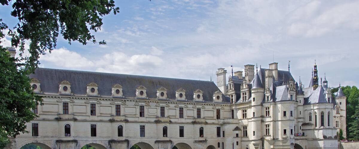 Le Château de Chenonceau. Le Château de Chenonceau restauré après trois ans de travaux. > 3 ans de travaux sur le logis Bohier et le bout de la galerie, rive gauche. > 4,8 millions d'euros, montant total des travaux subventionnés à 33 % par l'État, le reste étant financé par la société familiale propriétaire du domaine. > 40 % du coût est consacré à la maçonnerie, taille de pierre, 18 % à la couverture, 10% à la charpente et 7 % aux vitraux, ferronnerie et peinture. > 90.000 € le coût des filets trompe l'œil pour cacher les échafaudages. > 48 personnes en effectif moyen en permanence sur le chantier. > 35.000 heures de travail au total pour les échafaudeurs, maçons et tailleurs de pierre. > 60 tonnes d'échafaudage soit 6.000 pièces, tubes, barres et plateformes, sur28 mètres de haut, ont été posés, démontés et remontés sur la tranche suivante. Le coût de l'échafaudage représente 25 % du coût total. > 2 tonnes de pierres neuves mais aussi 40.000 ardoises, 6 tonnes de feuilles de plomb. > 2.000 m2 de charpente en chêne ont été rénovés.(La Nouvelle République du 7 mars 2012)