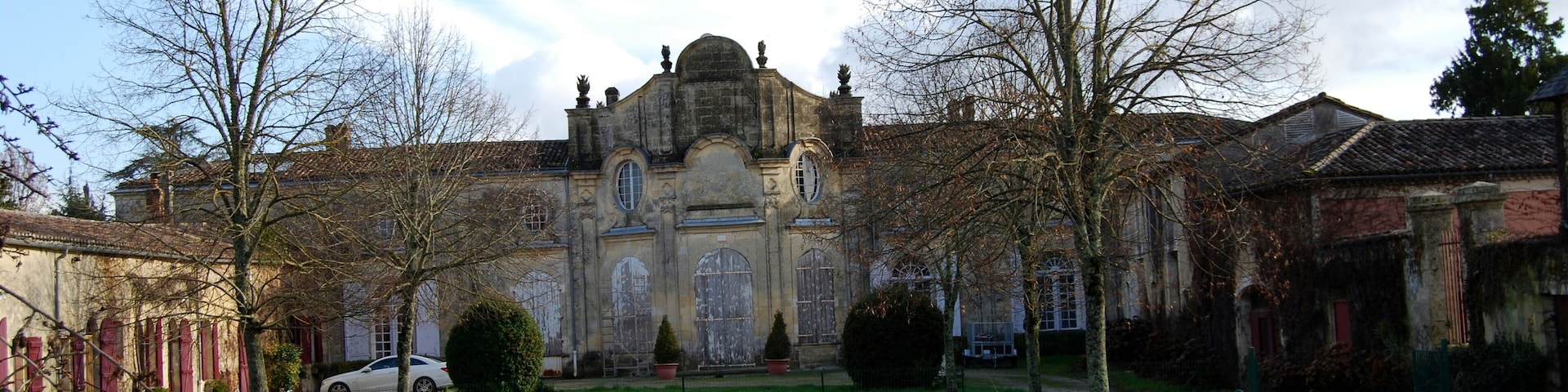 This building is indexed in the Base Mérimée, a database of architectural heritage maintained by the French Ministry of Culture, under the reference PA00083874 .