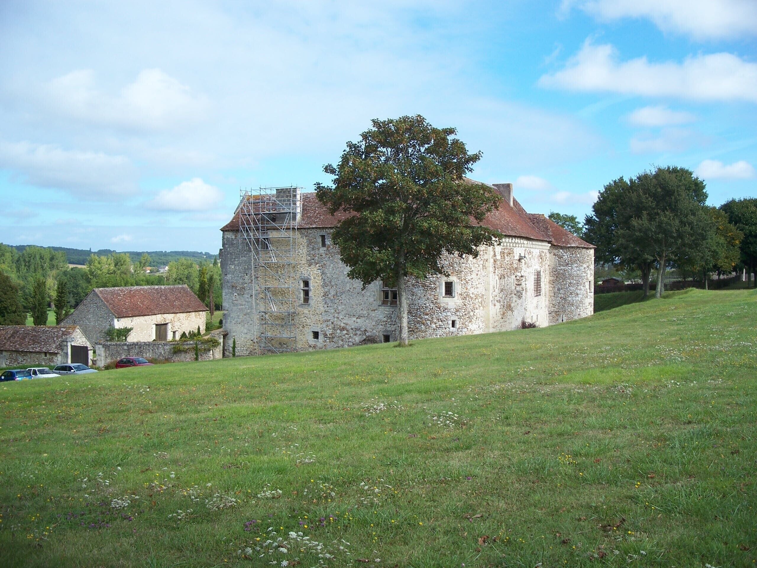 This building is indexed in the Base Mérimée, a database of architectural heritage maintained by the French Ministry of Culture, under the reference PA00105440 .