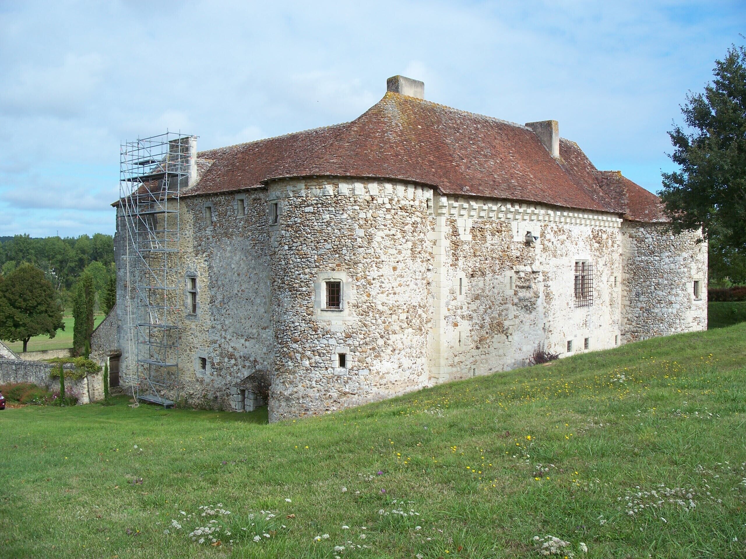 This building is indexed in the Base Mérimée, a database of architectural heritage maintained by the French Ministry of Culture, under the reference PA00105440 .