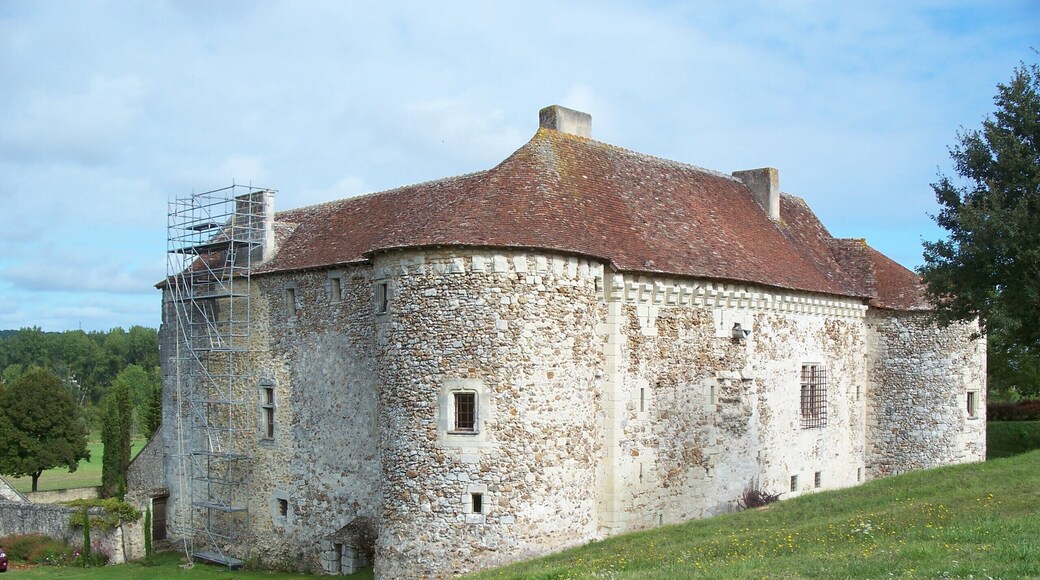 This building is indexed in the Base Mérimée, a database of architectural heritage maintained by the French Ministry of Culture, under the reference PA00105440 .