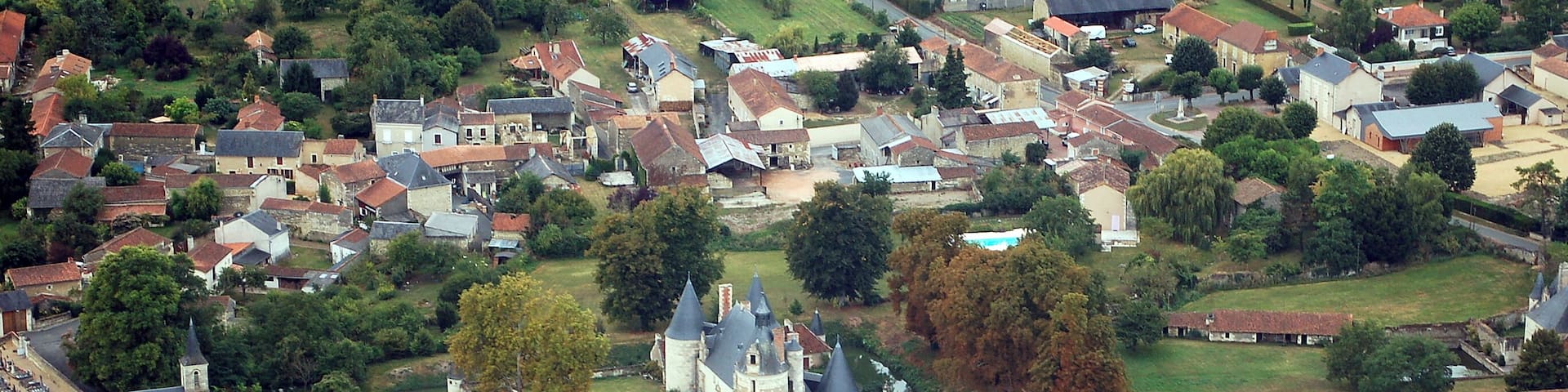 This building is indexed in the Base Mérimée, a database of architectural heritage maintained by the French Ministry of Culture, under the reference PA00105437 .