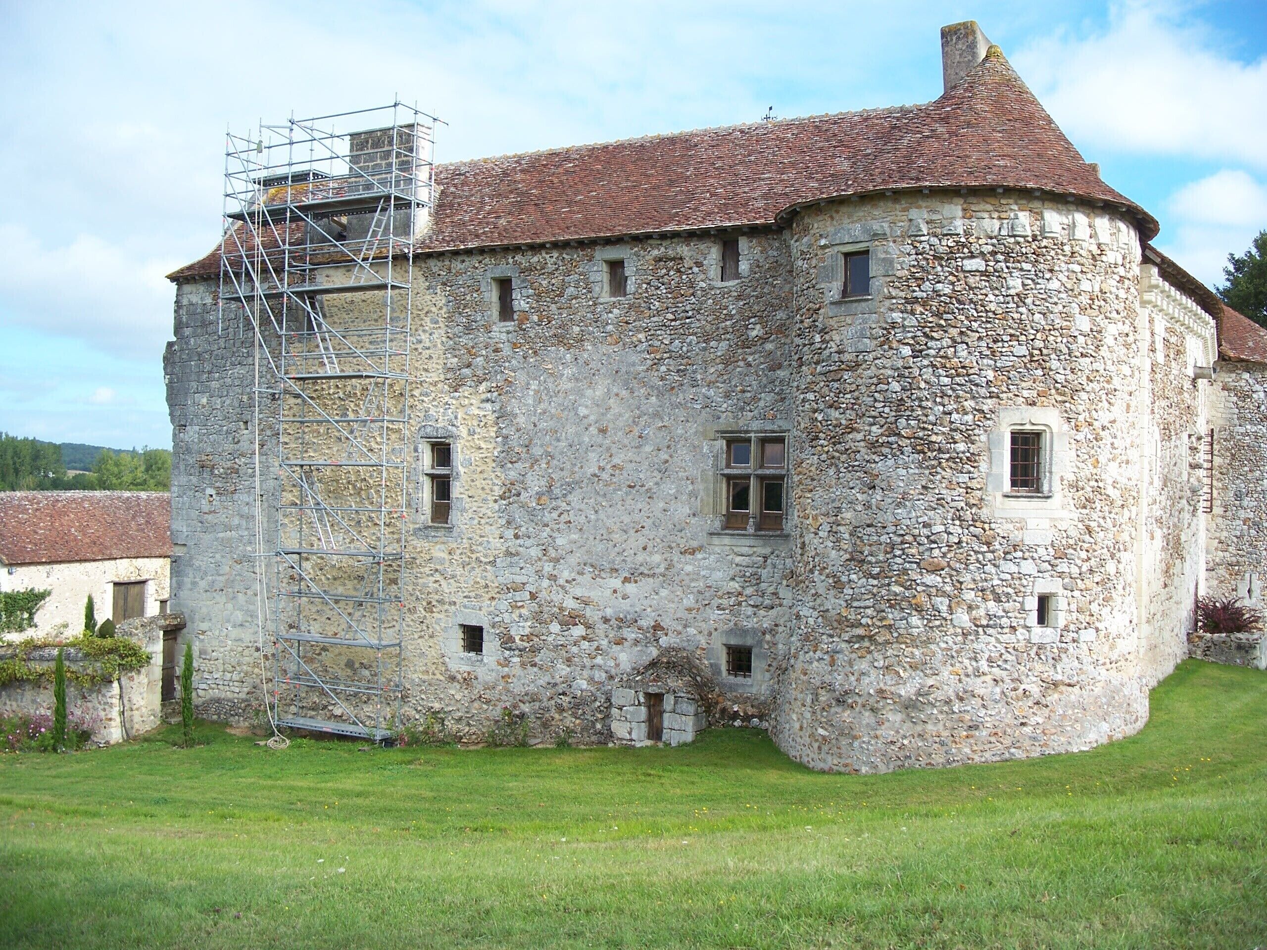 This building is indexed in the Base Mérimée, a database of architectural heritage maintained by the French Ministry of Culture, under the reference PA00105440 .
