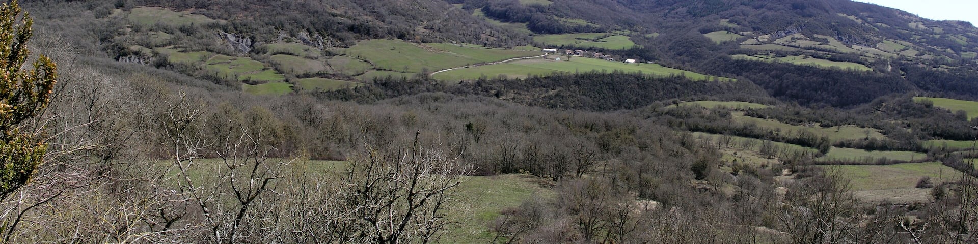 Le village de RomiguiĂšres et la chaĂźne de l'Escandorgue prĂšs de la sources de l'Orb vus depuis les hauteurs de Bouviala.