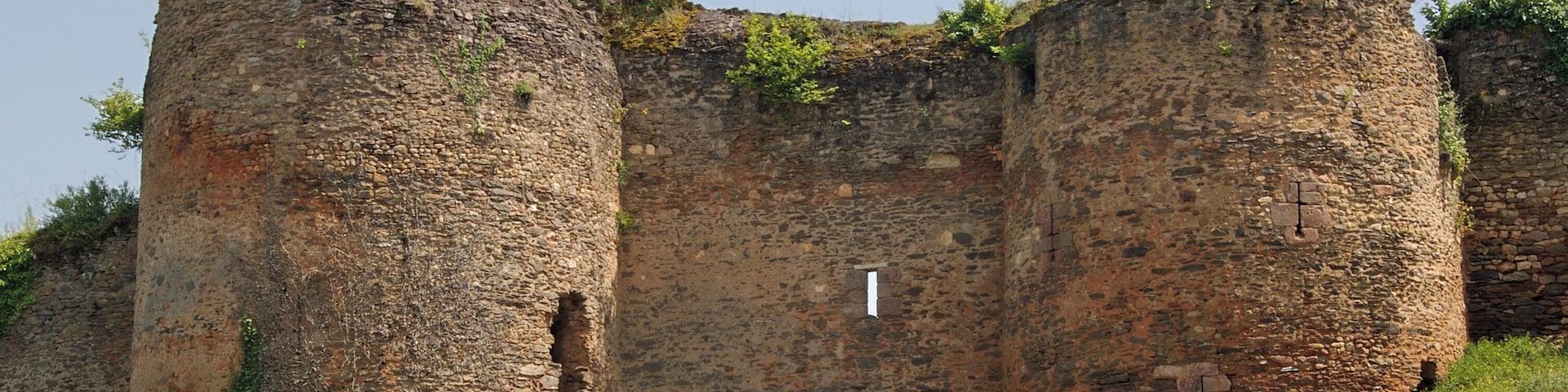 Ruines de la forteresse de Cluis-Dessous. Ici, le châtelet d'entrée à pont levis du XIVème siècle. Donjon du XIIème siècle sur motte. Enceinte du XIIIème siècle. Logis XIVème XVème siècle. La forteresse est sur un éperon rocheux bordé par la Bouzanne sur son flanc ouest, rivière qui se jette dans la Creuse. La forteresse était située sur la frontière entre le Royaume de France et le Duché d'Aquitaine. Le château est l'un des maillons de défense, théâtres d'affrontement pendant la première partie de la guerre de Cent Ans. Les différents propriétaires ont été des familles de Cluis, de Chauvigny et de Bourbon-Montpensier. La forteresse est maintenant propriété de la commune. Il est a noter que les restaurations sont discrètes ce qui est plaisant. Ruins of the fortress of Cluis-Dessous. Here the gatehouse at drawbridge of the fourteenth century. Dungeon on the twelfth century motte. Enclosure of the thirteenth century. Logis fourteenth fifteenth century. The fortress is on a rocky outcrop surrounded by Bouzanne on its western flank, which flows into river Creuse. The fortress was situated on the border between the Kingdom of France and the Duchy of Aquitaine. The castle is one of the links in defense of confrontation during the first part of the Hundred Years War. The various owners were families Cluis Chauvigny and Bourbon-Montpensier. The fortress is now owned by the municipality. It should be noted that the restorations are discrete what is pleasing.