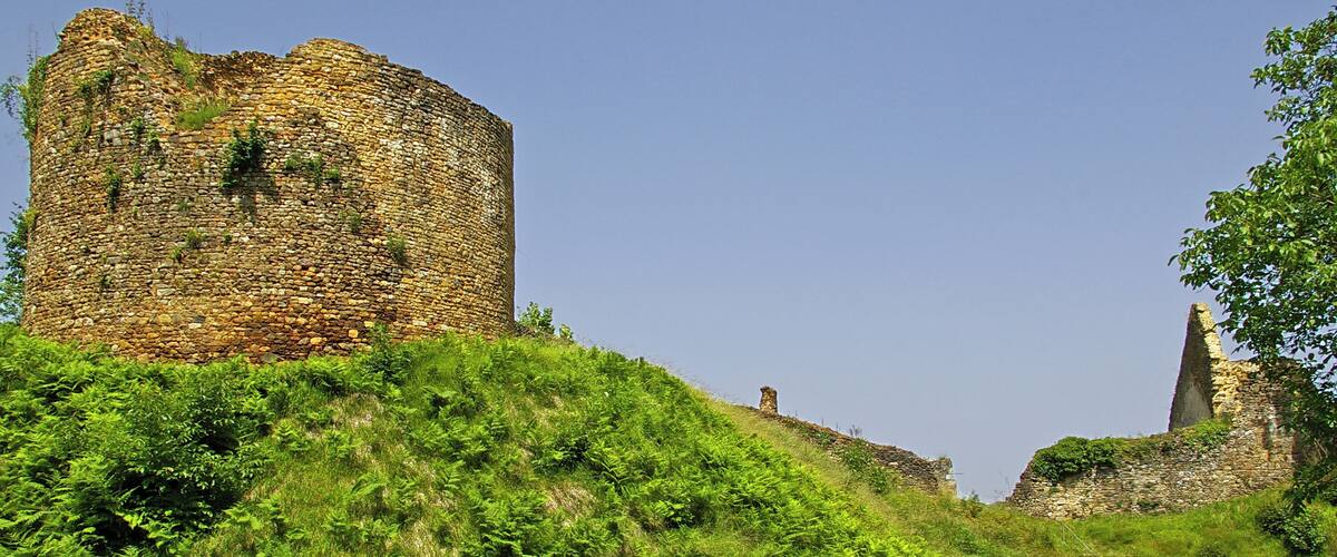 Ruines de la forteresse de Cluis-Dessous. Ici, donjon du XIIème siècle sur motte. Châtelet d'entrée à pont levis du XIVème siècle. Enceinte du XIIIème siècle et logis du XIVème XVème siècle. La forteresse est sur un éperon rocheux bordé par la Bouzanne sur son flanc ouest, rivière qui se jette dans la Creuse. La forteresse était située sur la frontière entre le Royaume de France et le Duché d'Aquitaine. Le château est l'un des maillons de défense, théâtres d'affrontement pendant la première partie de la guerre de Cent Ans. Les différents propriétaires ont été des familles de Cluis, de Chauvigny et de Bourbon-Montpensier. La forteresse est maintenant propriété de la commune. Il est a noter que les restaurations sont discrètes ce qui est plaisant. Ruins of the fortress of Cluis-Dessous. Here dungeon on the twelfth century motte. Gatehouse with drawbridge of the fourteenth century. Enclosure of the thirteenth century and fourteenth fifteenth century home. The fortress is on a rocky outcrop surrounded by Bouzanne on its western flank, which flows into river Creuse. The fortress was situated on the border between the Kingdom of France and the Duchy of Aquitaine. The castle is one of the links in defense of confrontation during the first part of the Hundred Years War. The various owners were families Cluis Chauvigny and Bourbon-Montpensier. The fortress is now owned by the municipality. It should be noted that the restorations are discrete what is pleasing.
