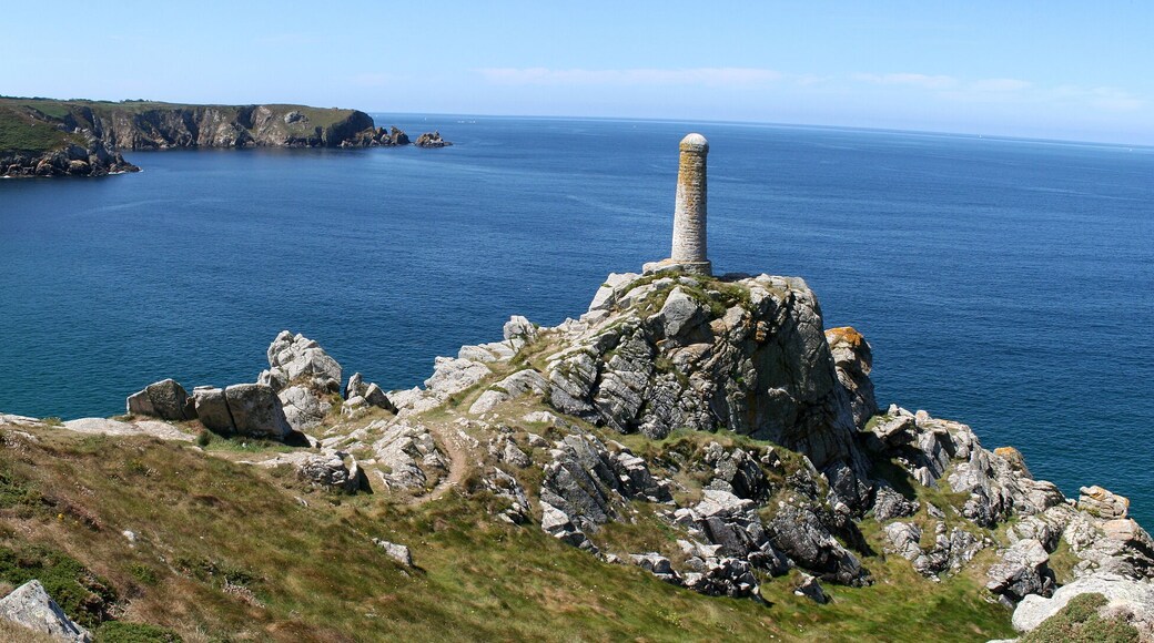 Theolen Beach, between Brézellec Point and Castelmeur Point, with the latter visible in the background, and and a daymark in the foreground. This beach is one or the rare places where beaching is possible in the north coast of Cap Sizun. Finistère département, Brittany, France.