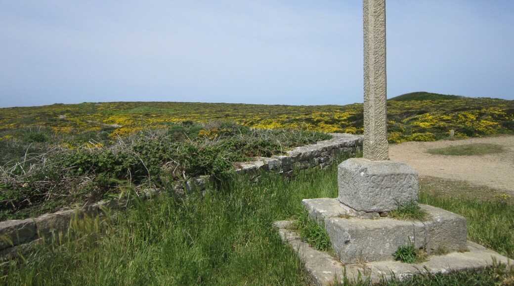 Cléden-Cap-Sizun : calvaire formé d'une croix monolithe près de la chapelle Saint-They datant de 1740 et portant sur son socle l'inscription : "N CAPN M IEAN DAGORN R DE CLEDEN C ARHAN F 1740".