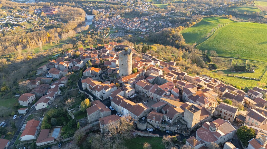 Vue aérienne sur le beau village de Montpeyroux en Auvergne l'un des plus beaux villages de France