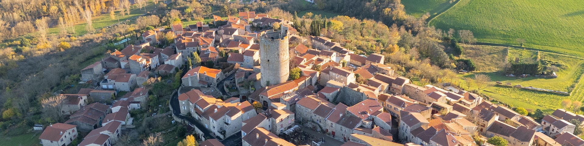 Vue aérienne sur le beau village de Montpeyroux en Auvergne l'un des plus beaux villages de France