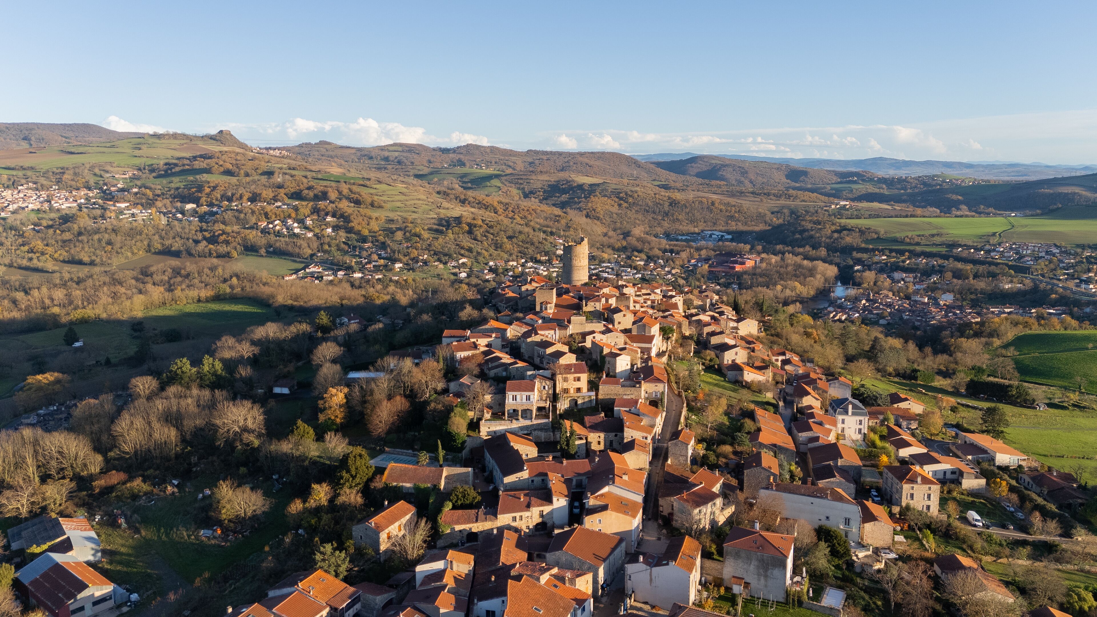 Vue aérienne sur le beau village de Montpeyroux en Auvergne l'un des plus beaux villages de France