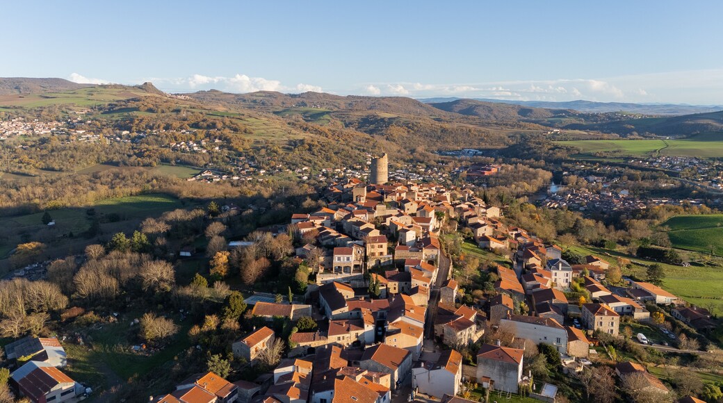 Vue aérienne sur le beau village de Montpeyroux en Auvergne l'un des plus beaux villages de France