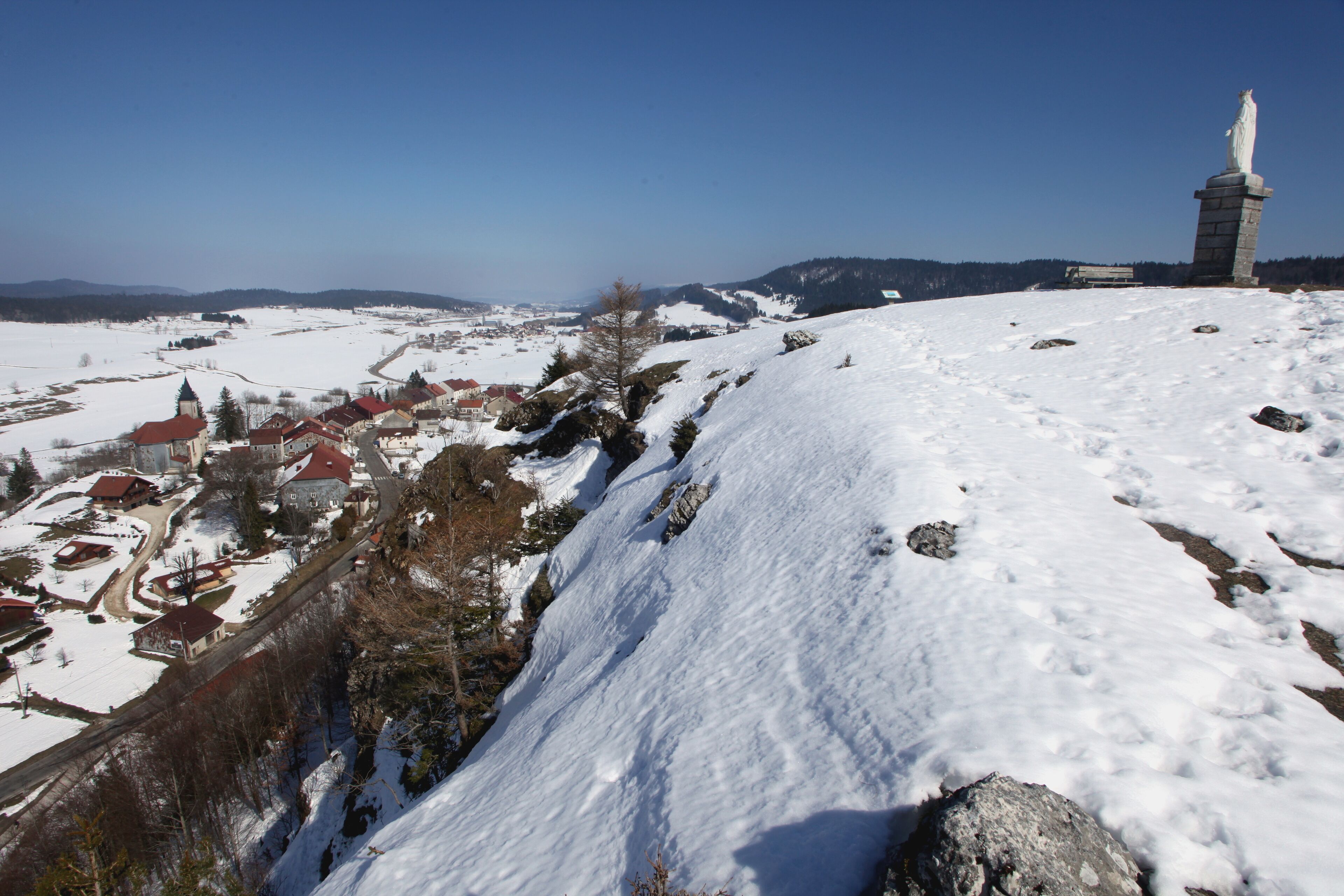 Vue de Châtelblanc (Doubs) depuis la Roche.