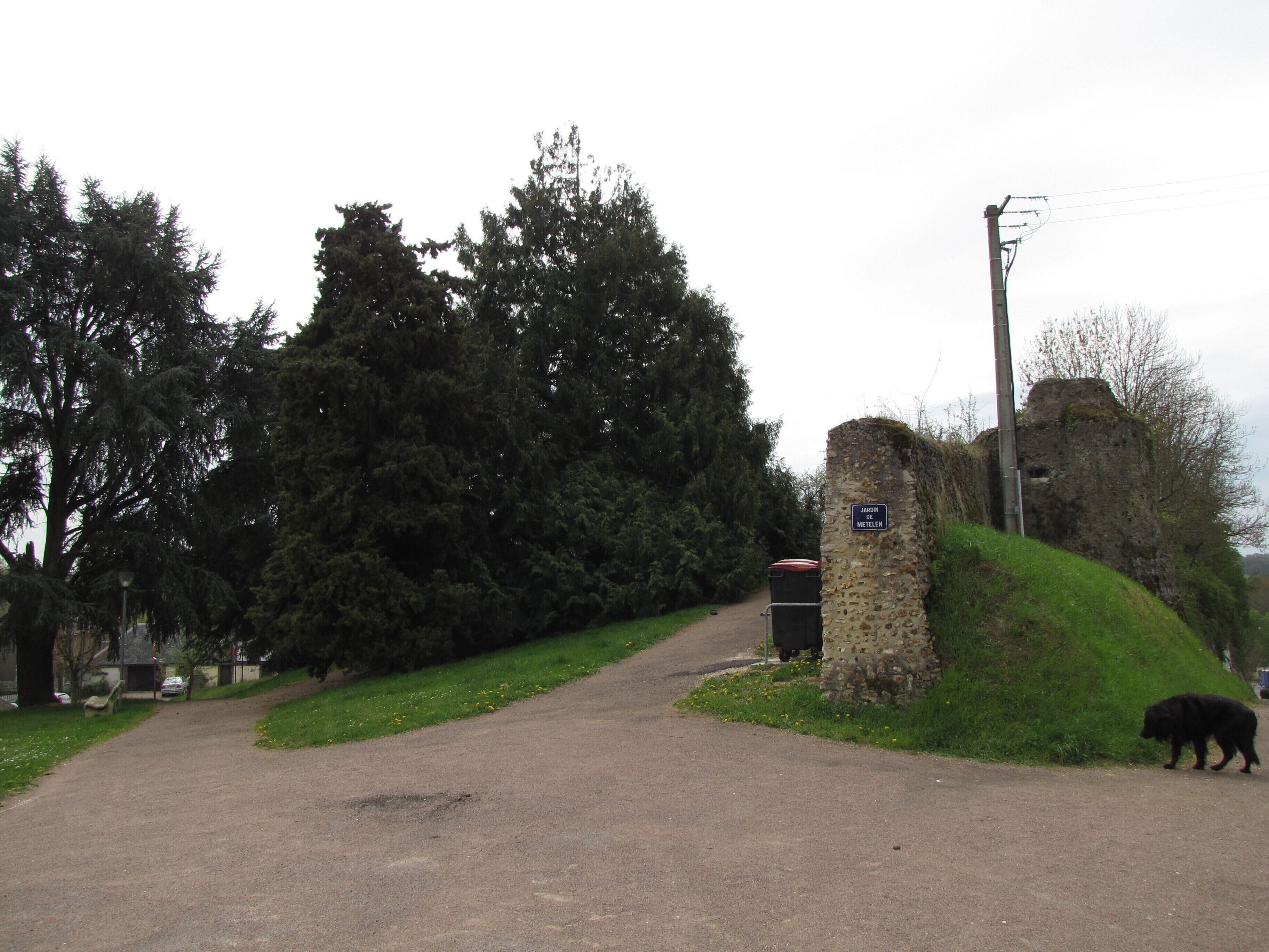 This garden is located behind the mairie (hôtel de ville, or town hall). It has two entrances : one to the north side towards the Avenue du Chemin Blanc, the other to the south behind the Place de l'Hôtel de Ville. This view is from the north entrance. On its north and west sides there are remains of the old town's fortifications, with a tower at the north-west corner (visible from the Avenue du Chemin Blanc). The war monument for the 1914-18 war, with a nice statue of a winged République allegory, is at the south entrance of the Metelen garden.