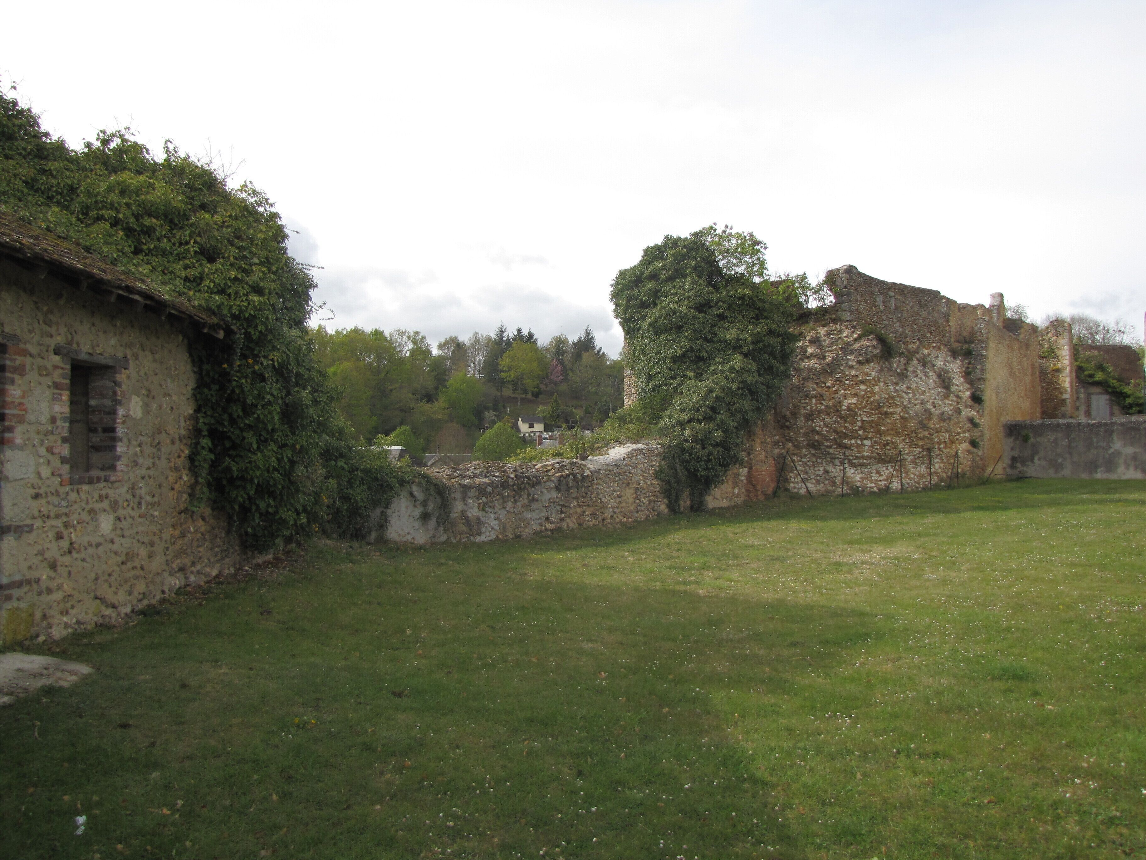 Looking north from the panorama place of the château-haut, Anquetil tower is here on the left – the west side of the castle. These remnants of fortifications include here two towers and their curtain wall with part of the chemin de ronde and some crenels. The red gate that leads downtown is after the second round tower, and is flanked on its other side by a square tower with larger quarters than those in the round towers.