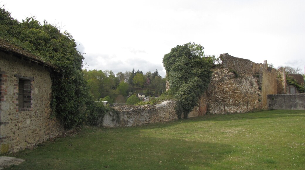 Looking north from the panorama place of the château-haut, Anquetil tower is here on the left – the west side of the castle. These remnants of fortifications include here two towers and their curtain wall with part of the chemin de ronde and some crenels. The red gate that leads downtown is after the second round tower, and is flanked on its other side by a square tower with larger quarters than those in the round towers.