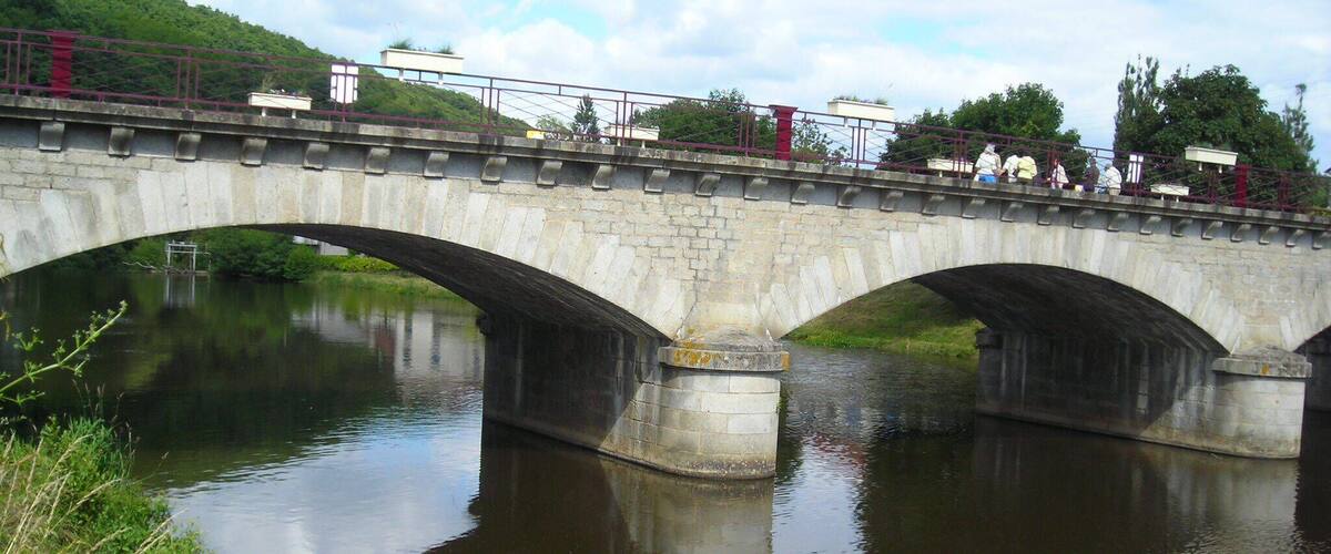 Pont de la route départementale 915 sur la Tardes à Chambon-sur-Voueize, Creuse, France.