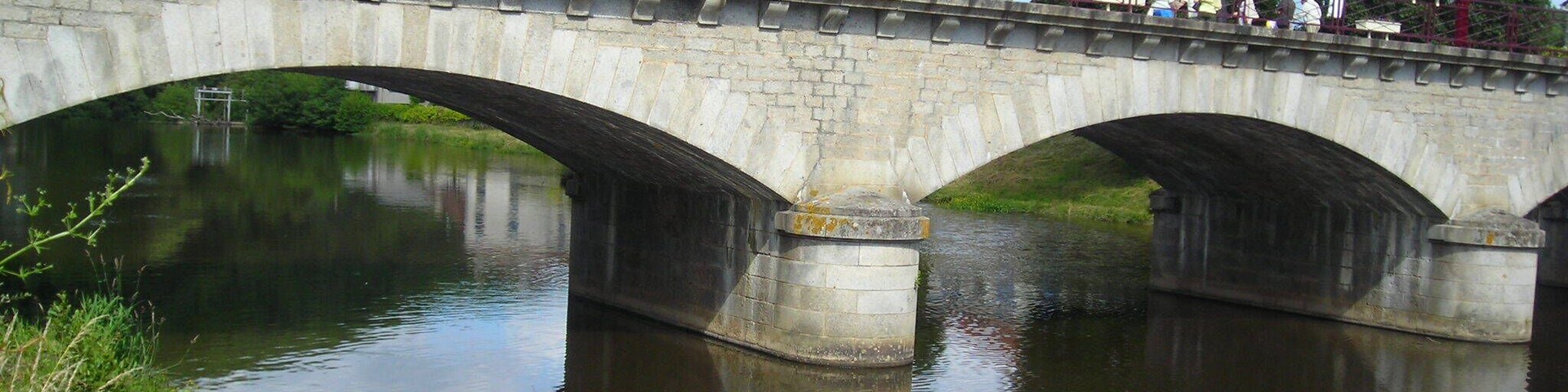 Pont de la route dĂŠpartementale 915 sur la Tardes Ă Chambon-sur-Voueize, Creuse, France.