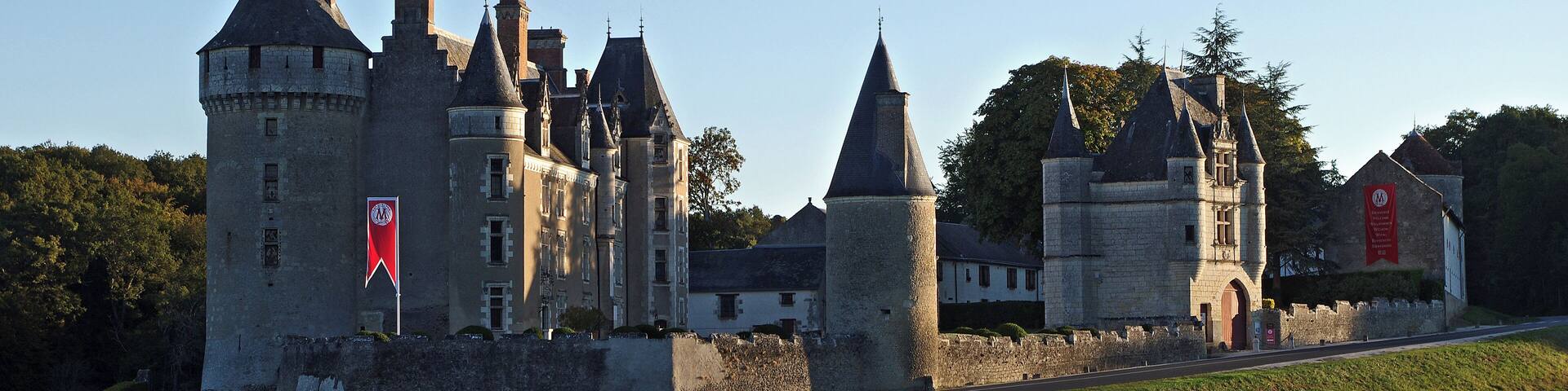 Céré-la-Ronde (Indre-et-Loire) Chùteau de Montpoupon (Indre et Loire). A l'époque carolingienne, le clan germanique des Poppo, choisit de s'établir sur le piton rocheux du " Mons Poppo " (la colline du clan poppo). Au Moyen-ùge, Loches était alors aux mains de Foulques Nerra et Montrichard appartenait à son ennemi Eudes comte de Blois. A mi-chemin entre ces deux villes, Montpoupon était un endroit stratégique. Il fut le théùtre de sanglants combats. Au XIVÚme siÚcle, Montpoupon passe aux mains des seigneurs de Prie et de Buzançais. Antoine de Prie et sa femme, Madeleine d'Amboise, reconstruirent le chùteau en 1460. Ils le transformÚrent en une demeure de style Renaissance En 1857 Jean-Baptiste de la Motte Saint Pierre, arriÚre grand pÚre de l'actuelle propriétaire, acheta le chùteau. La famille fit des travaux extérieurs (fin XIXÚme) et intérieur (1920) afin de redonner à Montpoupon l'aspect Renaissance qu'il présente aujourd'hui. In the Carolingian period, the clan of the Poppo Germanic, decided to settle on therocky peak of the "Mons Poppo" (Hill clan poppo). In the Middle Ages, Loches was then in the hands of Fulk Nerra Montrichard andbelonged to his enemy Eudes Count of Blois. Halfway between these two cities,Montpoupon was a strategic location. It was the scene of bloody fighting. The fourteenth century, Montpoupon passed to the lords of Requests andBuzançais. Antoine de Prie and his wife, Madeleine d'Amboise, the castle rebuilt it in 1460.They turned it into a Renaissance-style mansion In 1857 John Baptist de la Motte St. Pierre, great grandfather of the current owner,bought the castle. The family was outside work (end of XIX) and interior (1920) to give back to Renaissance Montpoupon appearance it has today.