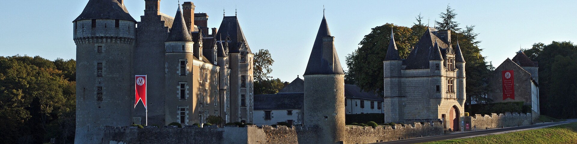 Céré-la-Ronde (Indre-et-Loire) Château de Montpoupon (Indre et Loire). A l'époque carolingienne, le clan germanique des Poppo, choisit de s'établir sur le piton rocheux du " Mons Poppo " (la colline du clan poppo). Au Moyen-âge, Loches était alors aux mains de Foulques Nerra et Montrichard appartenait à son ennemi Eudes comte de Blois. A mi-chemin entre ces deux villes, Montpoupon était un endroit stratégique. Il fut le théâtre de sanglants combats. Au XIVème siècle, Montpoupon passe aux mains des seigneurs de Prie et de Buzançais. Antoine de Prie et sa femme, Madeleine d'Amboise, reconstruirent le château en 1460. Ils le transformèrent en une demeure de style Renaissance En 1857 Jean-Baptiste de la Motte Saint Pierre, arrière grand père de l'actuelle propriétaire, acheta le château. La famille fit des travaux extérieurs (fin XIXème) et intérieur (1920) afin de redonner à Montpoupon l'aspect Renaissance qu'il présente aujourd'hui. In the Carolingian period, the clan of the Poppo Germanic, decided to settle on therocky peak of the "Mons Poppo" (Hill clan poppo). In the Middle Ages, Loches was then in the hands of Fulk Nerra Montrichard andbelonged to his enemy Eudes Count of Blois. Halfway between these two cities,Montpoupon was a strategic location. It was the scene of bloody fighting. The fourteenth century, Montpoupon passed to the lords of Requests andBuzançais. Antoine de Prie and his wife, Madeleine d'Amboise, the castle rebuilt it in 1460.They turned it into a Renaissance-style mansion In 1857 John Baptist de la Motte St. Pierre, great grandfather of the current owner,bought the castle. The family was outside work (end of XIX) and interior (1920) to give back to Renaissance Montpoupon appearance it has today.