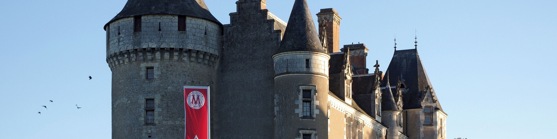 Céré-la-Ronde (Indre-et-Loire) Le château de Montpoupon. Le logis. Le château actuel a été construit au XVe siècle par Antoine de Prie* sur les ruines du précédent édifice féodal. La petite tourelle d'angle à gauche du château date de la moitié du XIXe siècle. La tour carrée sur la droite du château est du début du XXe siècle. Antoine de Prie, seigneur de Montpoupon et baron de Buzançais, fit le siège d'Orléans aux côtés de Jeanne d'Arc. Il sera Conseiller de Charles VII puis responsable des cuisines (Grand Queux de France). Il était fils puîné de Jean VIII de Prie qui l'avait forcé à se faire religieux dans l'abbaye de Déols. Après la mort sans enfants de son frère aîné, il obtint la dispense de ses voeux et devint sire de Prie, seigneur de Montpoupon et Moulins, baron de Buzançais. Il prend le titre de premier baron de Touraine. Il épousa Madeleine d'Amboise dont il eut Louis de Prie, René de Prie, évêque de Bayeux, fait cardinal en 1506, et Aymar de Prie. Il ordonna par testament que douze pucelles vêtues de robes blanches de fin lin, portent, chacune, à son enterrement, un flambeau de cire blanche d'un poids de deux livres.
